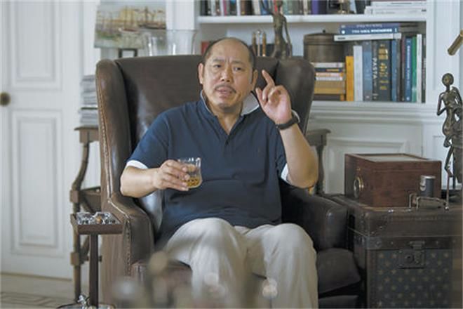 这让李成儒一时间成为了北京时尚界的新宠,在西单最大的服装城,"特别