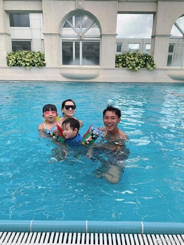 tvb|好男人！TVB上位小生一家4口下午茶，喂完老婆喂孩子画面温馨