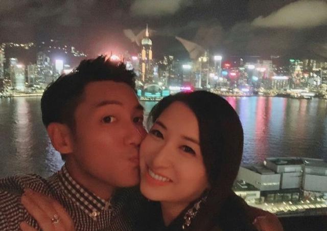 tvb|好男人！TVB上位小生一家4口下午茶，喂完老婆喂孩子画面温馨