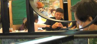 tvb|好男人！TVB上位小生一家4口下午茶，喂完老婆喂孩子画面温馨