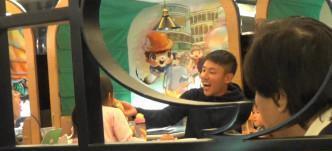 tvb|好男人！TVB上位小生一家4口下午茶，喂完老婆喂孩子画面温馨