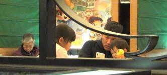 tvb|好男人！TVB上位小生一家4口下午茶，喂完老婆喂孩子画面温馨