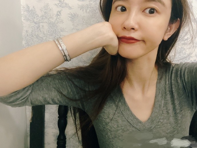 真没怀孕!张大奕晒照特意掀衣露肚,秀好身材隔空pk董花花