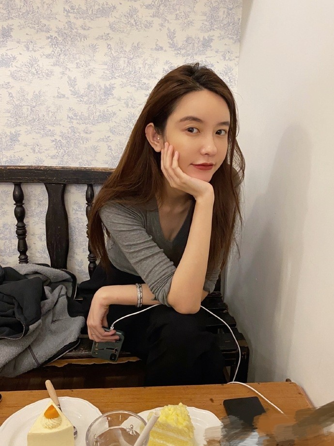 董花花|真没怀孕！张大奕晒照特意掀衣露肚，秀好身材隔空PK董花花