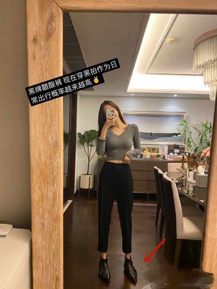 董花花|真没怀孕！张大奕晒照特意掀衣露肚，秀好身材隔空PK董花花