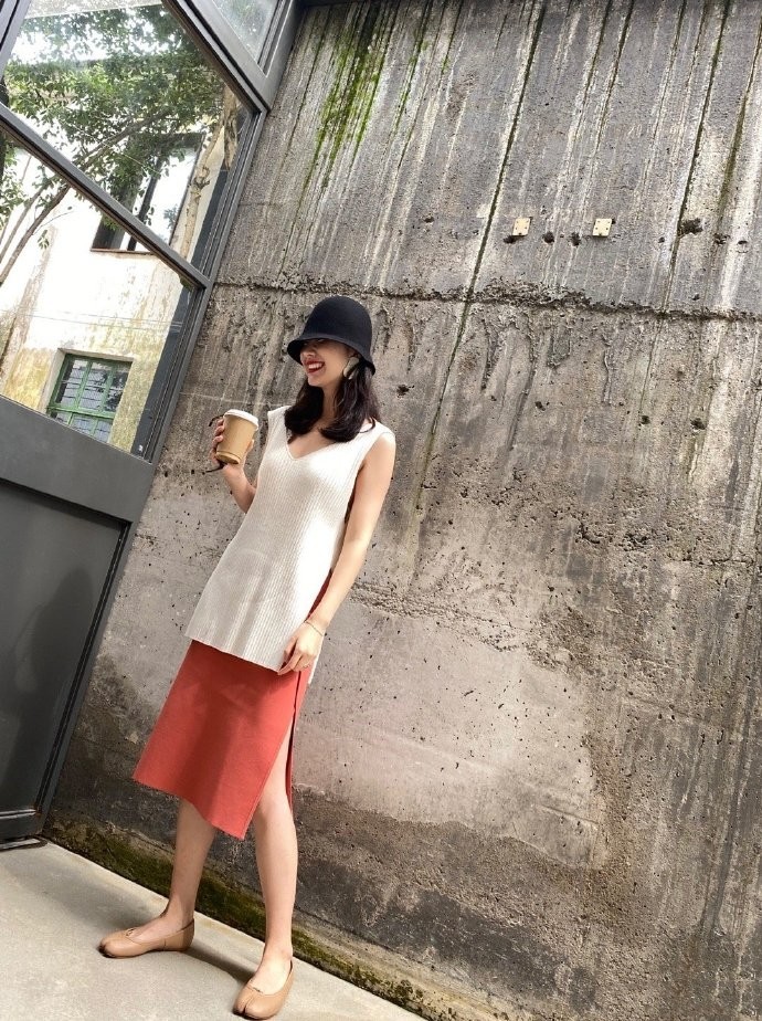 董花花|真没怀孕！张大奕晒照特意掀衣露肚，秀好身材隔空PK董花花