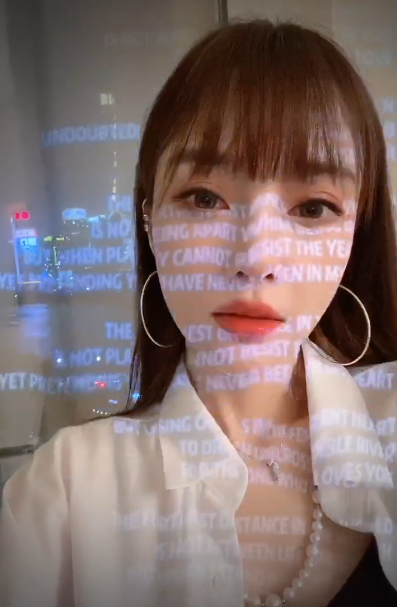 李小璐深夜晒自拍秀美颜,戴珍珠项链大耳环贵气十足,豪宅夜景抢镜