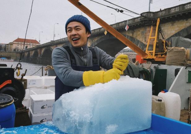 姚晨|姚晨又签约新人了！这位台湾帅哥能火吗？网友：简直是翻版张若昀