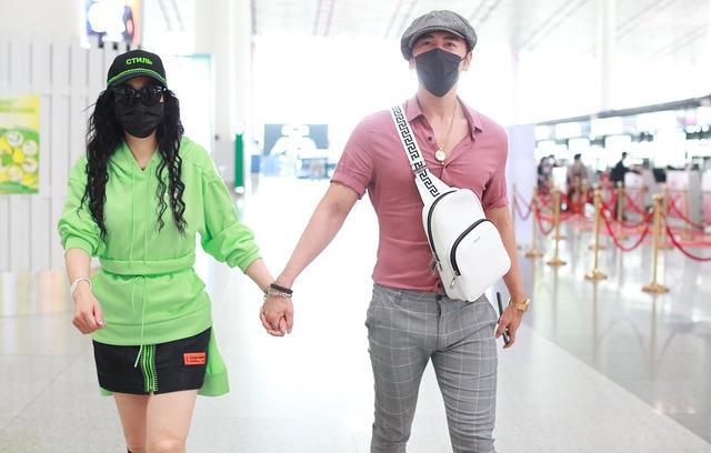 钟丽缇|留泡面头穿荧光绿，年近50的钟丽缇与张伦硕现身机场，牵手秀恩爱