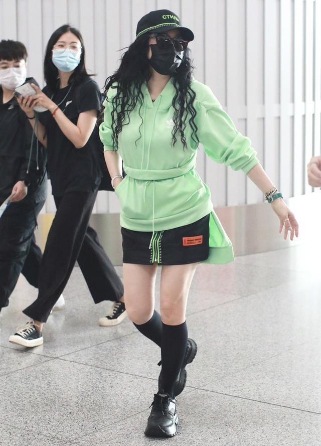 钟丽缇|留泡面头穿荧光绿，年近50的钟丽缇与张伦硕现身机场，牵手秀恩爱