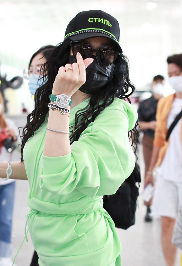 钟丽缇|留泡面头穿荧光绿，年近50的钟丽缇与张伦硕现身机场，牵手秀恩爱