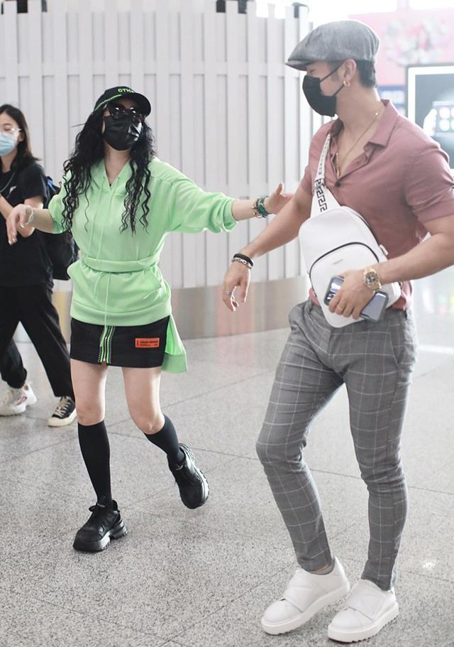 钟丽缇|留泡面头穿荧光绿，年近50的钟丽缇与张伦硕现身机场，牵手秀恩爱