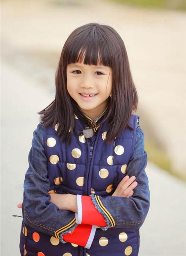 钟丽缇|留泡面头穿荧光绿，年近50的钟丽缇与张伦硕现身机场，牵手秀恩爱