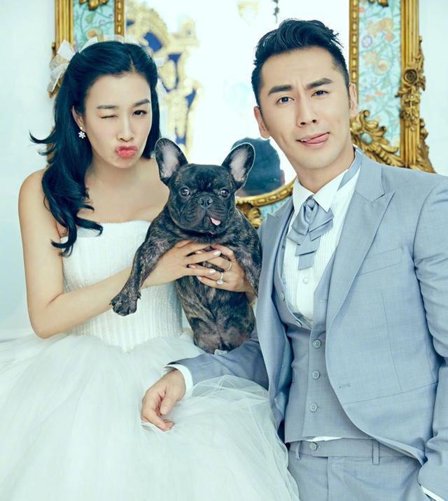 钟丽缇|留泡面头穿荧光绿，年近50的钟丽缇与张伦硕现身机场，牵手秀恩爱