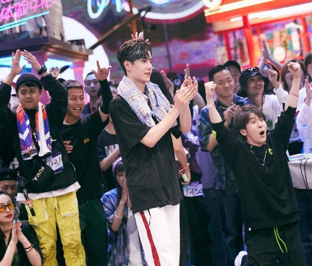 王一博|王一博张艺兴粉丝开撕？《这！就是街舞》火药味浓，究竟谁实力强