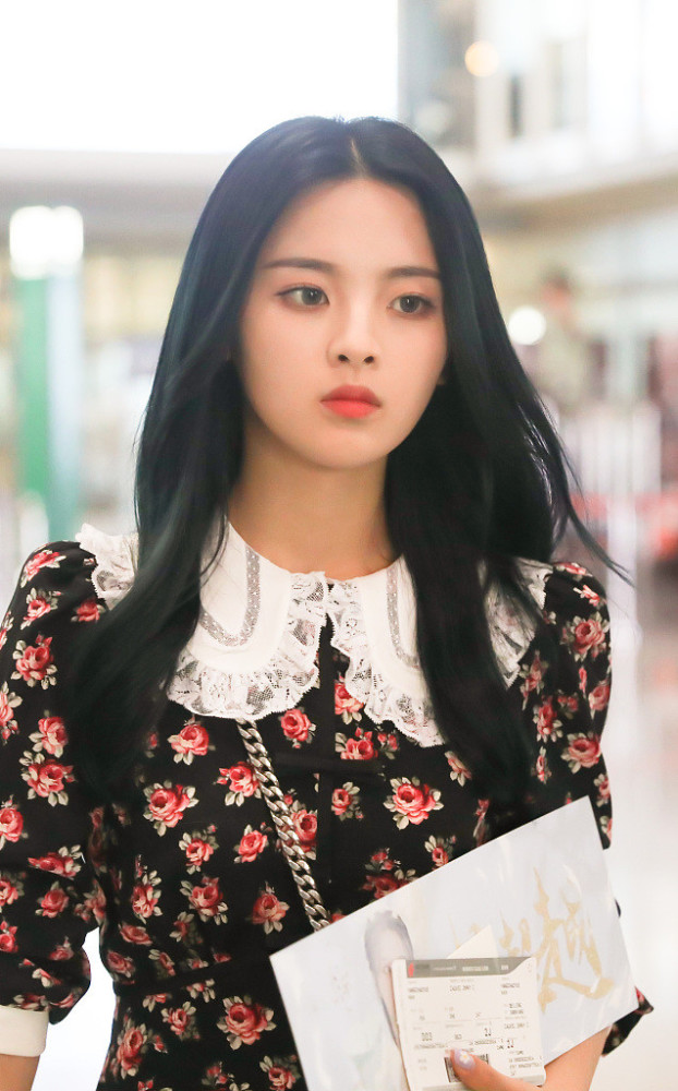 "村花"杨超越穿"奶奶式"碎花裙配微卷长发,秒变复古呆萌小美女