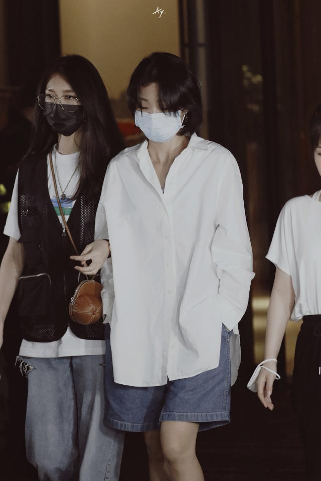 yamy|Yamy发长文后公开现身，凌晨还在工作，被傅菁挽着行走状态极差