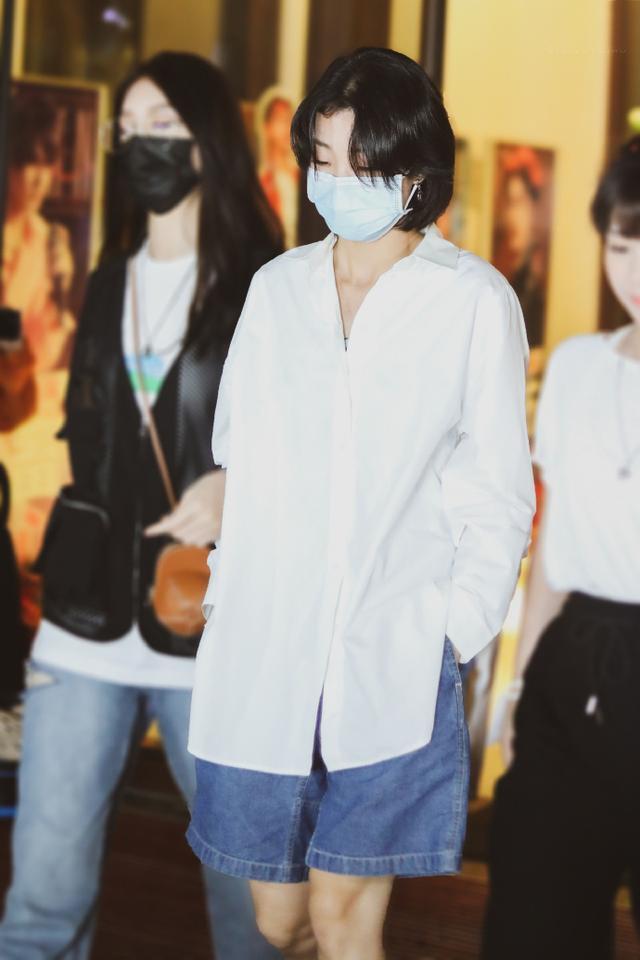 yamy|Yamy发长文后公开现身，凌晨还在工作，被傅菁挽着行走状态极差