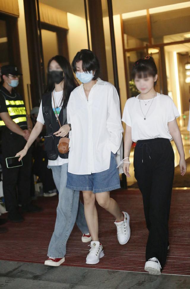 yamy|Yamy发长文后公开现身，凌晨还在工作，被傅菁挽着行走状态极差