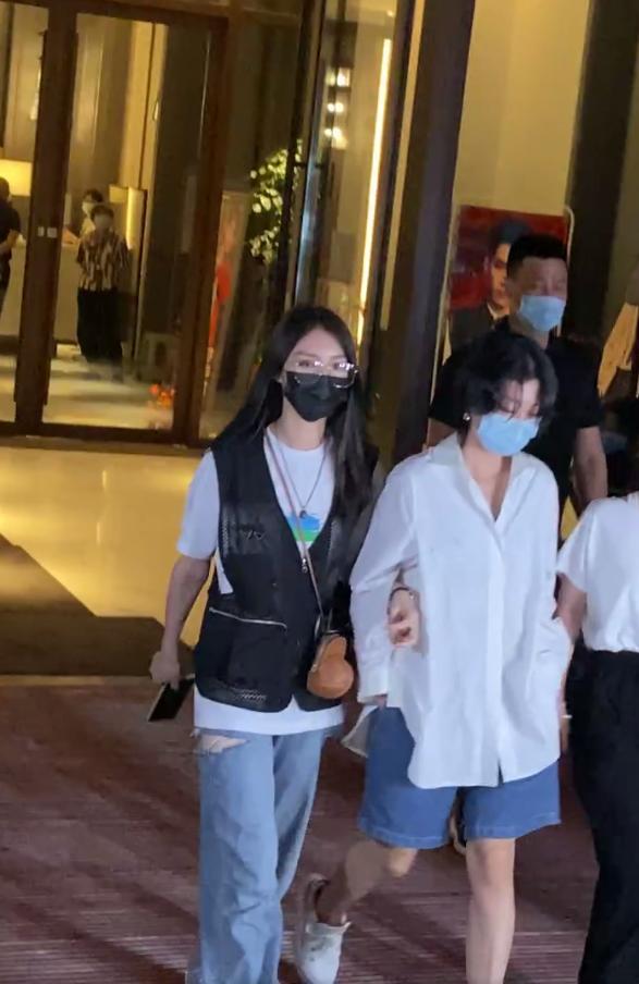 yamy|Yamy发长文后公开现身，凌晨还在工作，被傅菁挽着行走状态极差