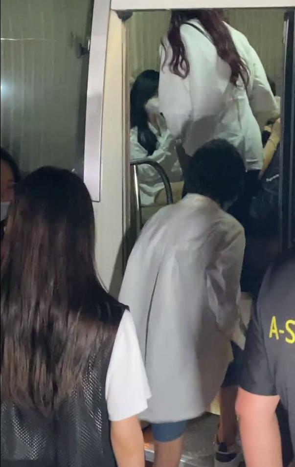 yamy|Yamy发长文后公开现身，凌晨还在工作，被傅菁挽着行走状态极差