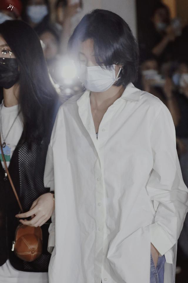 yamy|Yamy发长文后公开现身，凌晨还在工作，被傅菁挽着行走状态极差