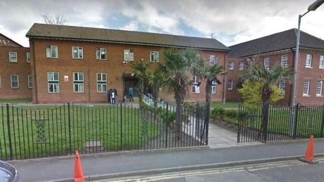 难民|费尽千辛万苦逃到英国，却在难民安置处染上新冠，东非难民一怒要告英国政府