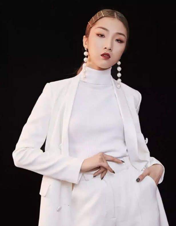 火箭少女101|粉丝曝Yamy毕业典礼公司没派人，助理经常撒谎资源对接不及时