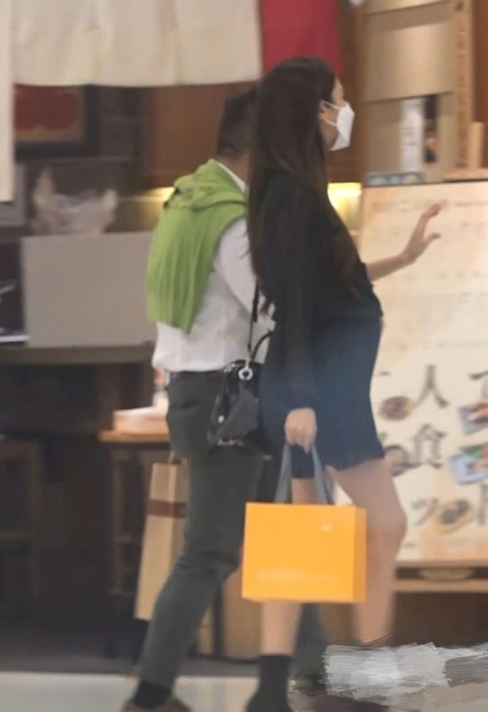 陈凯琳|香港又有艺人确诊，陈凯琳大胆挺6月孕肚逛街，热聊友人不戴口罩