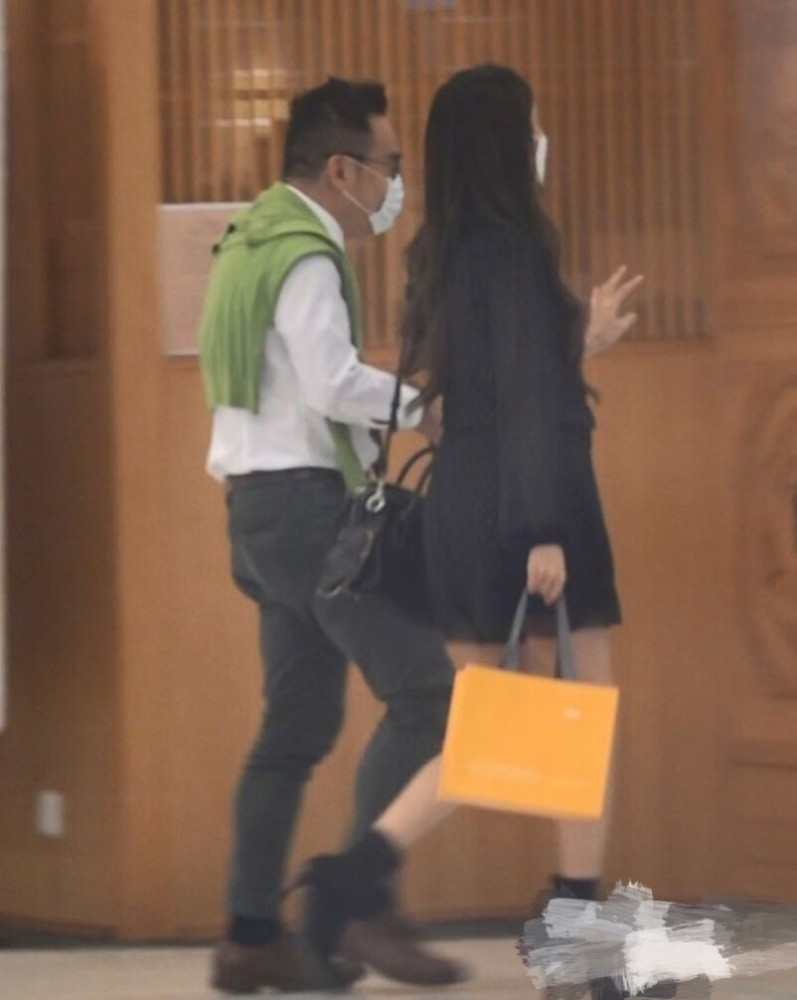 陈凯琳|香港又有艺人确诊，陈凯琳大胆挺6月孕肚逛街，热聊友人不戴口罩