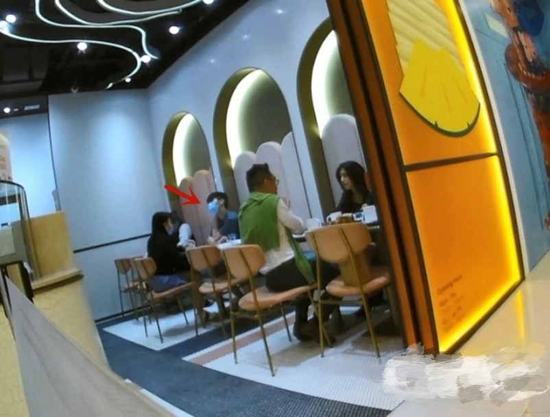 陈凯琳|香港又有艺人确诊，陈凯琳大胆挺6月孕肚逛街，热聊友人不戴口罩