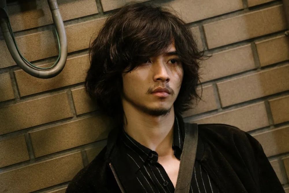 山崎贤人|山崎贤人蓄胡渣颠覆形象，新片《剧场》拿到8.1分