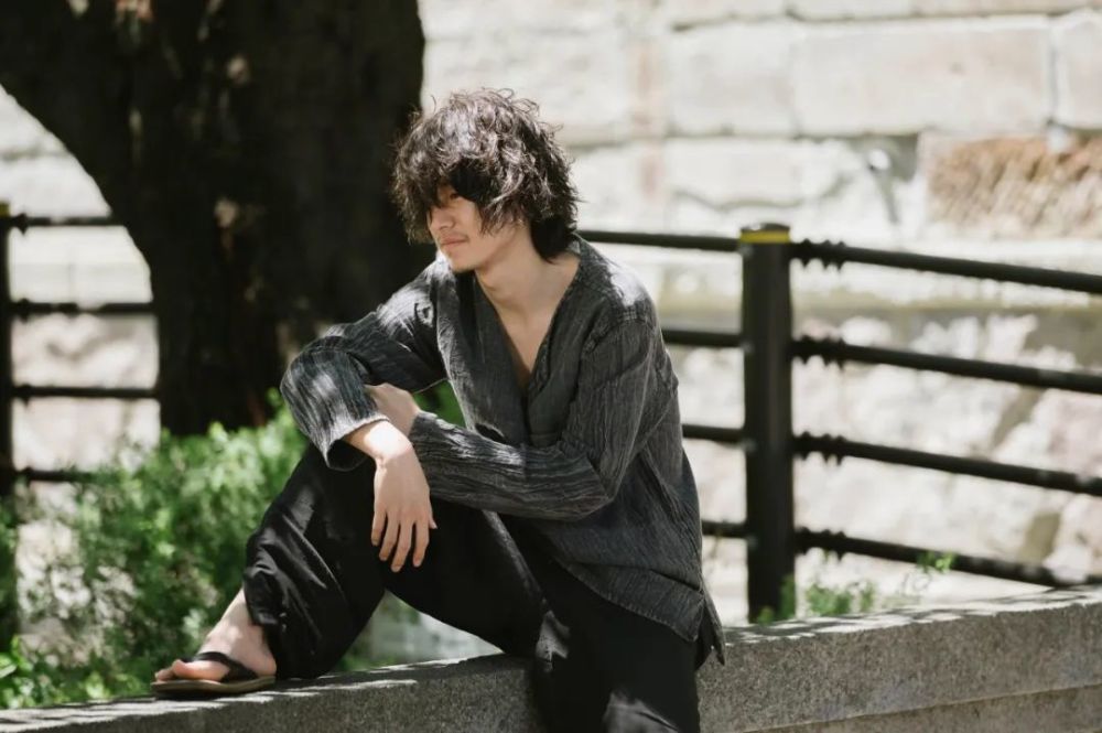 山崎贤人|山崎贤人蓄胡渣颠覆形象，新片《剧场》拿到8.1分