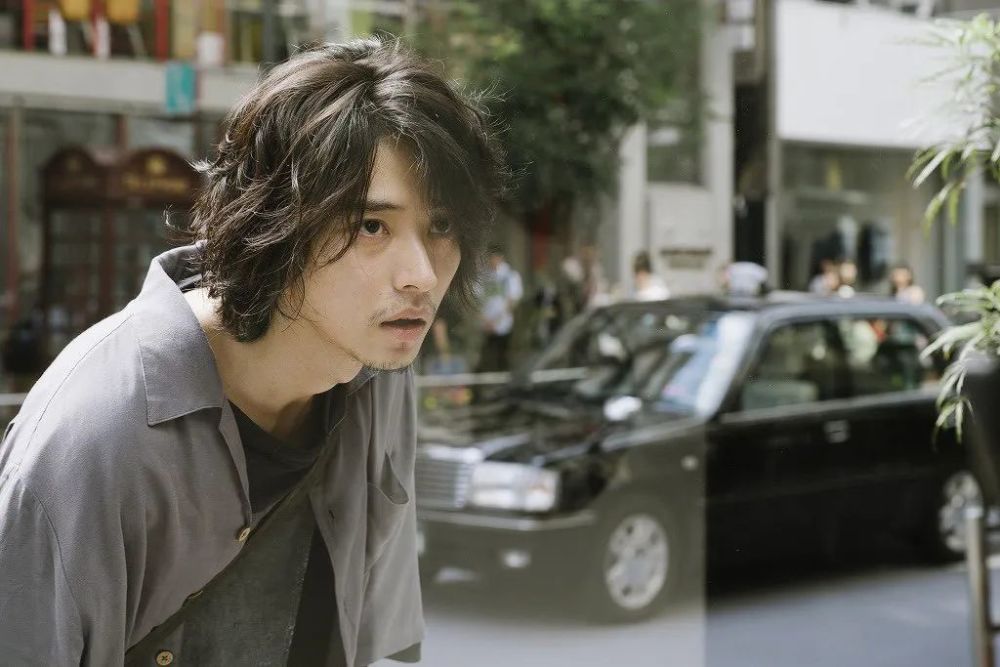 山崎贤人|山崎贤人蓄胡渣颠覆形象，新片《剧场》拿到8.1分