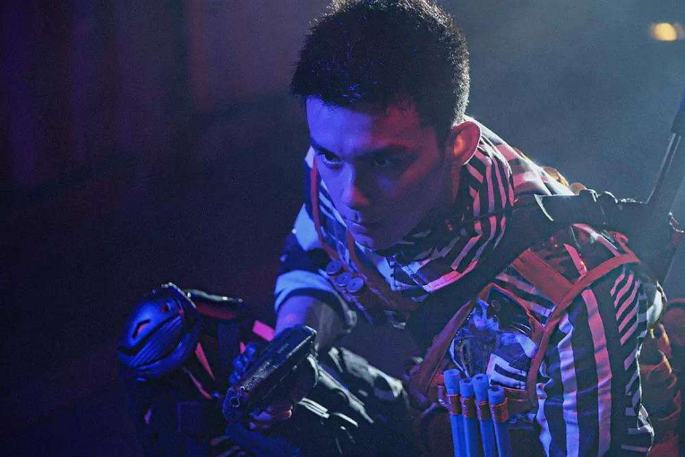 穿越火线|《穿越火线》剧情凌乱，30岁鹿晗眼神无光，吴磊演技差强人意