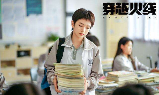 穿越火线|《穿越火线》剧情凌乱，30岁鹿晗眼神无光，吴磊演技差强人意