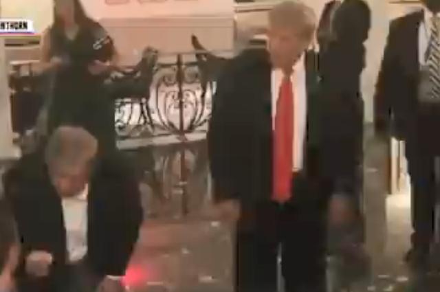 特朗普|特朗普又没戴口罩被批不爱国，白宫女秘书：他是美国最受考验男性