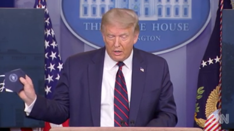 特朗普|刚刚，特朗普强烈敦促美国人“戴上口罩”，CNN：他自己就没戴