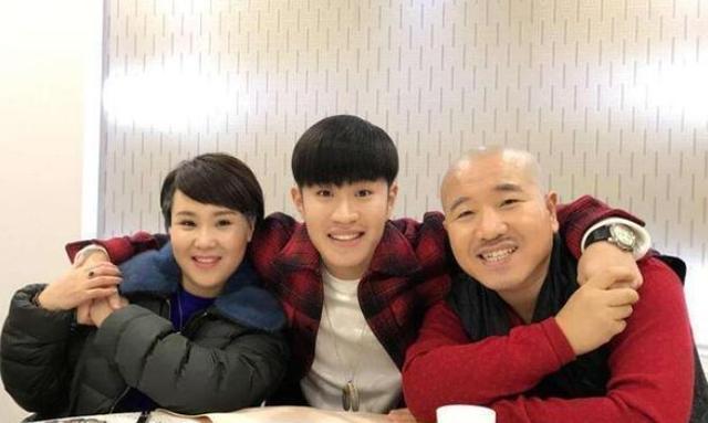 王小利|王小利拍《乡爱》12年零片酬？儿子曝换角内幕，直播只是挡箭牌