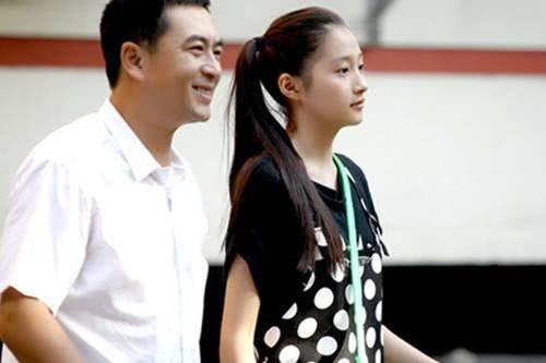 张嘉译|张嘉译疑喜提豪车携妻女外出聚餐，9岁女儿首曝光眉眼超像爸