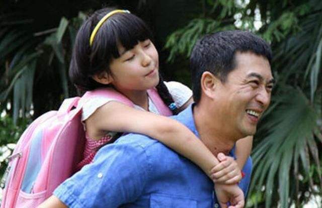 张嘉译|张嘉译疑喜提豪车携妻女外出聚餐，9岁女儿首曝光眉眼超像爸