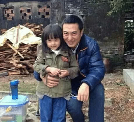 张嘉译|张嘉译疑喜提豪车携妻女外出聚餐，9岁女儿首曝光眉眼超像爸