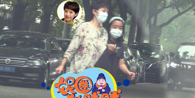 张嘉译|张嘉译疑喜提豪车携妻女外出聚餐，9岁女儿首曝光眉眼超像爸