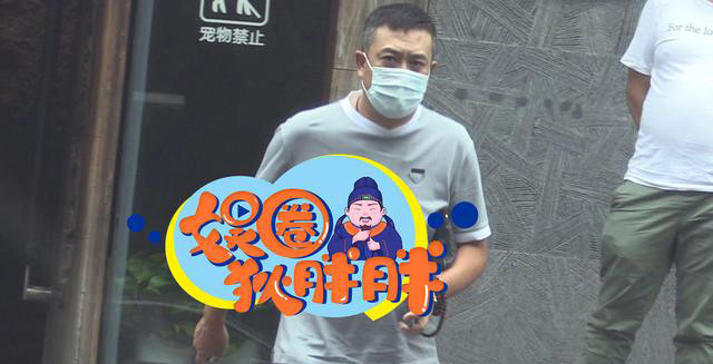 张嘉译|张嘉译疑喜提豪车携妻女外出聚餐，9岁女儿首曝光眉眼超像爸