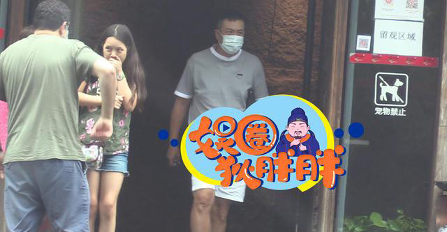 张嘉译|张嘉译疑喜提豪车携妻女外出聚餐，9岁女儿首曝光眉眼超像爸