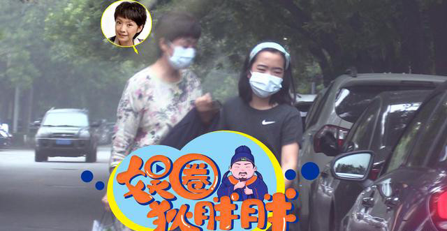 张嘉译|张嘉译疑喜提豪车携妻女外出聚餐，9岁女儿首曝光眉眼超像爸