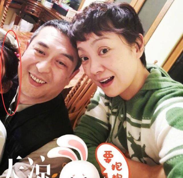 张嘉译|张嘉译疑喜提豪车携妻女外出聚餐，9岁女儿首曝光眉眼超像爸