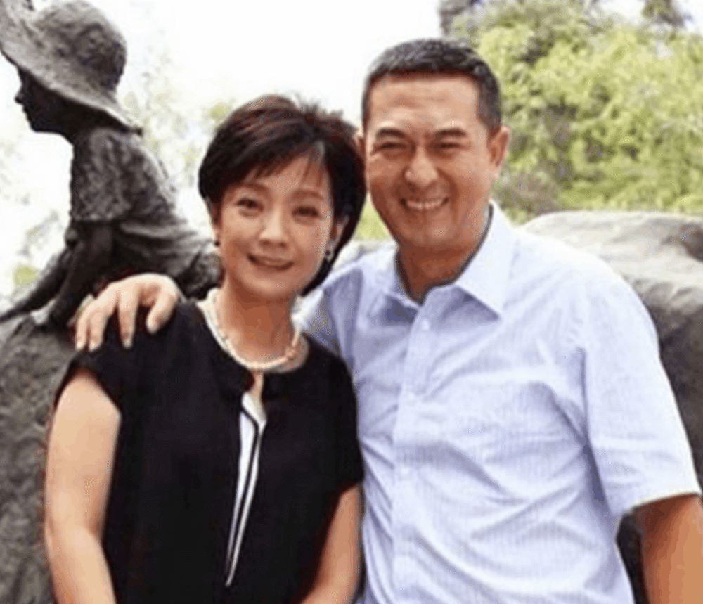 张嘉译|张嘉译疑喜提豪车携妻女外出聚餐，9岁女儿首曝光眉眼超像爸