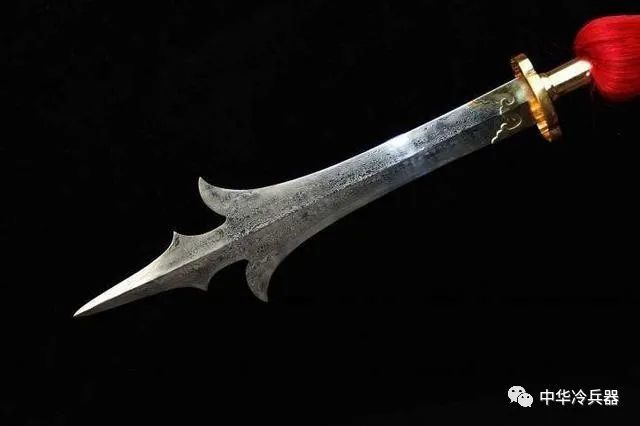 三尖两刃刀,简称三尖刀,是中国神话人物二郎神所使兵器,刀柄高度到