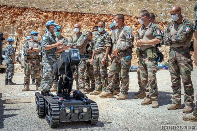 中国法国维和部队工兵技术交流 双方互相展示扫雷机器人及其技术